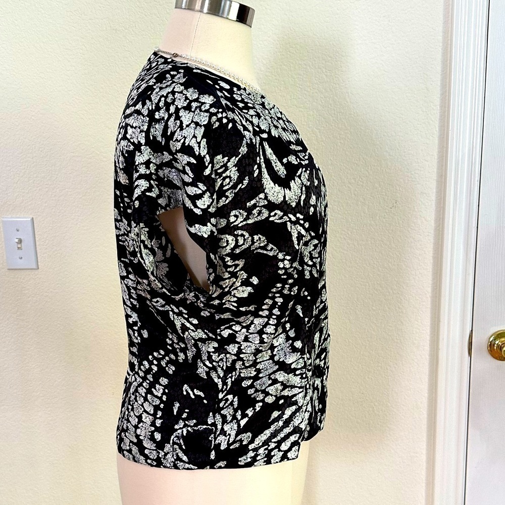 Beautifully tailored, 4 piece black and cream “batik”: 2 skirts and 2 tops - Picture 14 of 16